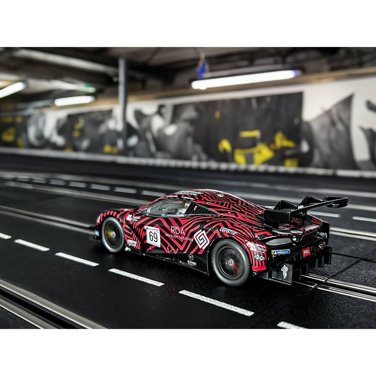Carrera - Digital 1:32 McLaren 720S GT3 Optimum Motorsport No.69 Slot Car Also Suits Scalextric