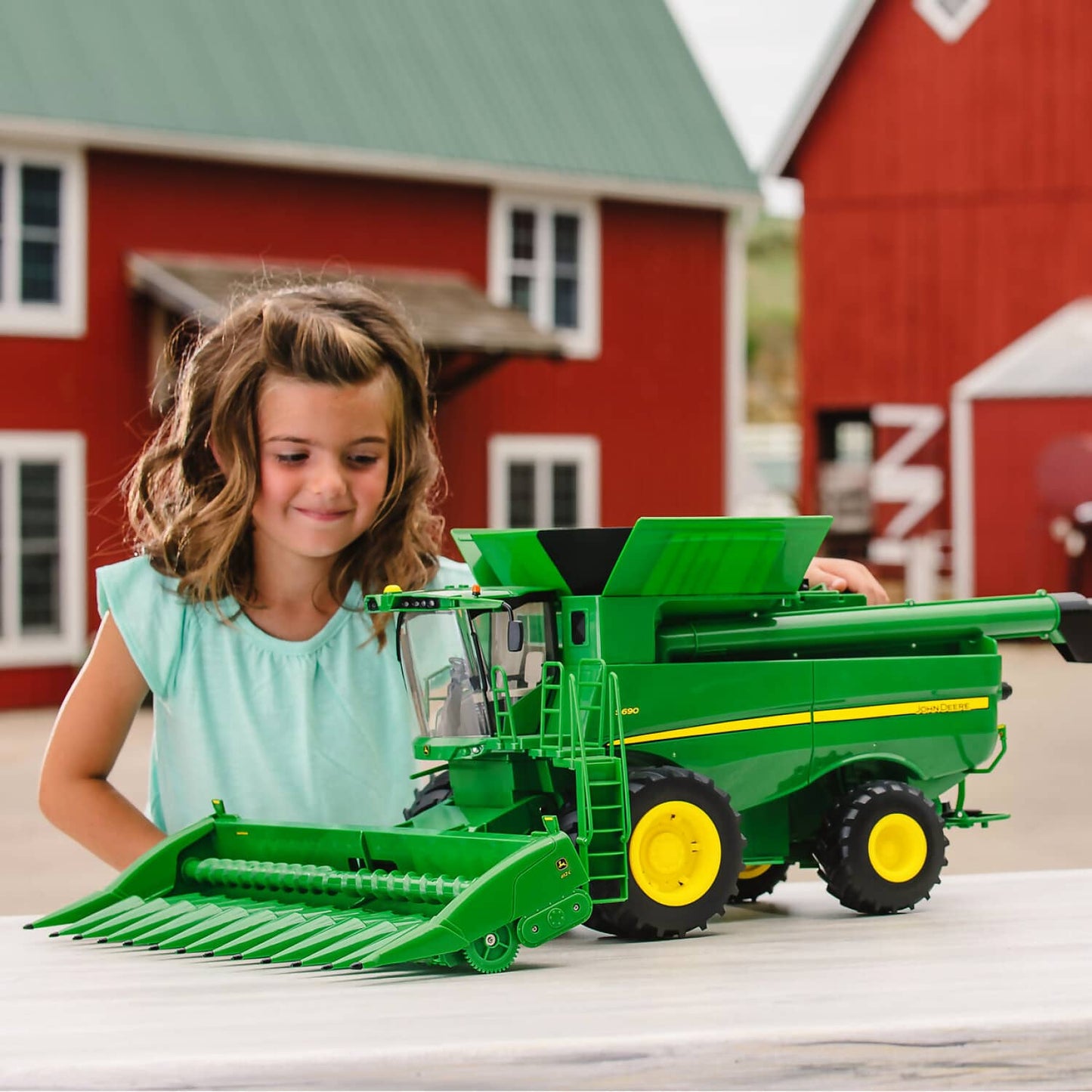 John Deere - Big Farm Lights & Sounds John Deere 1:16 Scale S690 Combine with Corn and Draper Head