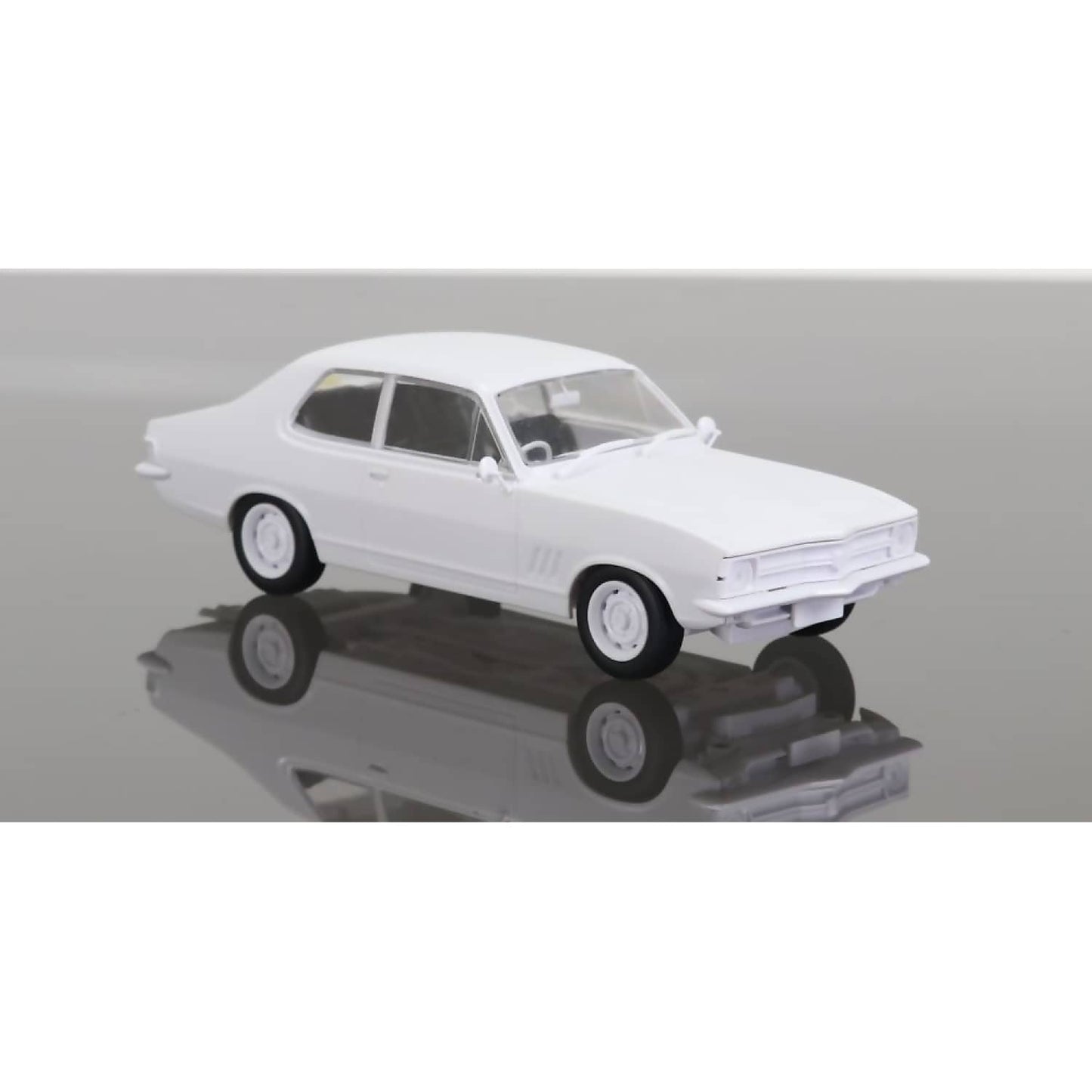 DDA Collectibles 1:24 Scale - Holden Torana LC GTR Sealed Body Opening Bonnet with Engine - Plastic Diecast Model Kit