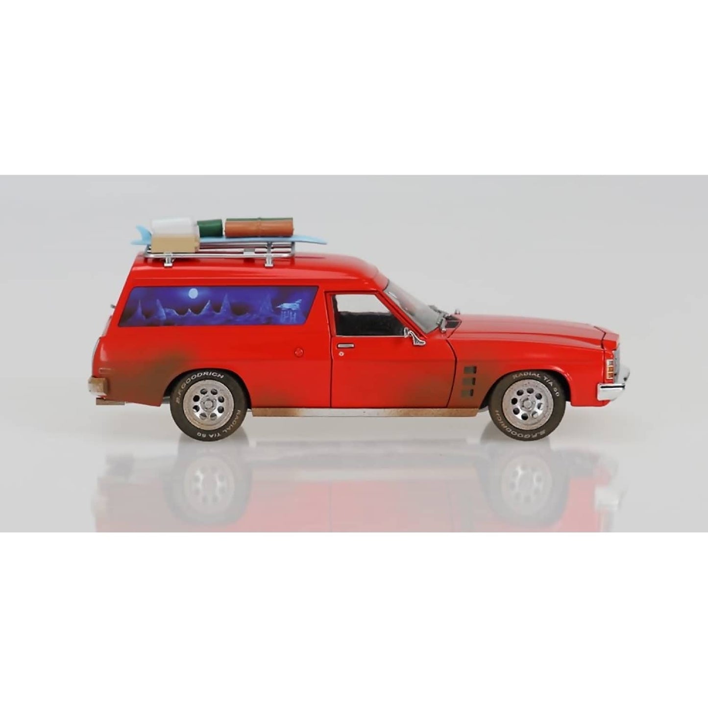 DDA Collectibles 1:24 Scale - Max's 1975 HJ Holden Sandman Panelvan Dirty Version Movie Fully Detailed Opening Doors Bonnet Tailgate Roof Rack - Diecast Model