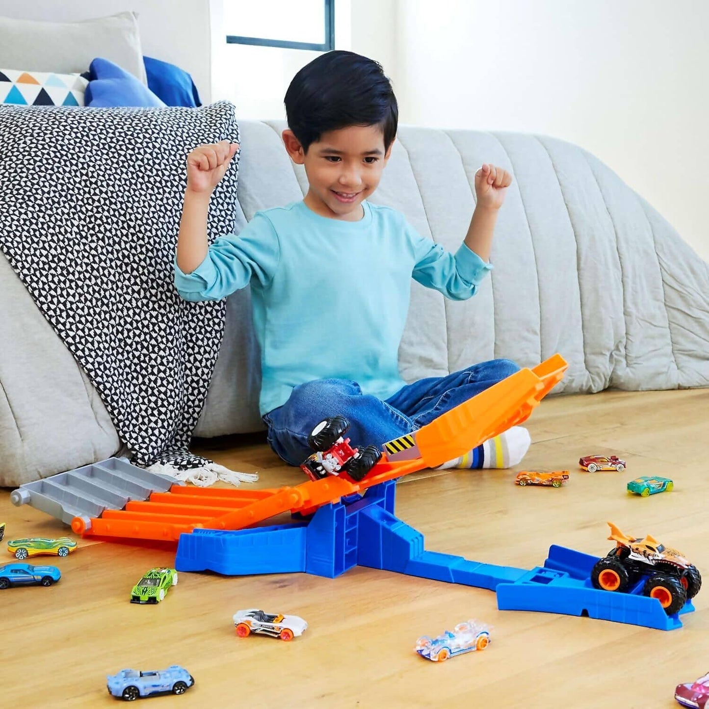 Hot Wheels - Monster Trucks Sharks Vs. Dinos Track Set with 1:64 Scale Mega-Wrex &amp; Tiger Shark - Mattel