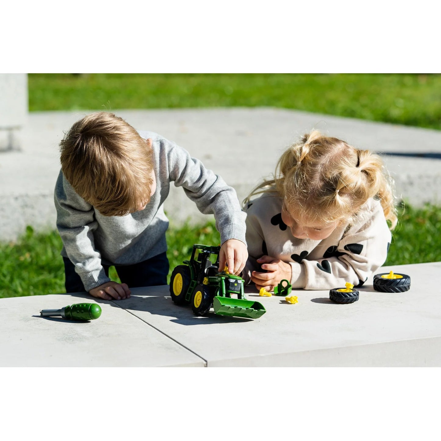 John Deere - 6215R 1:24 Tractor with Front Loader