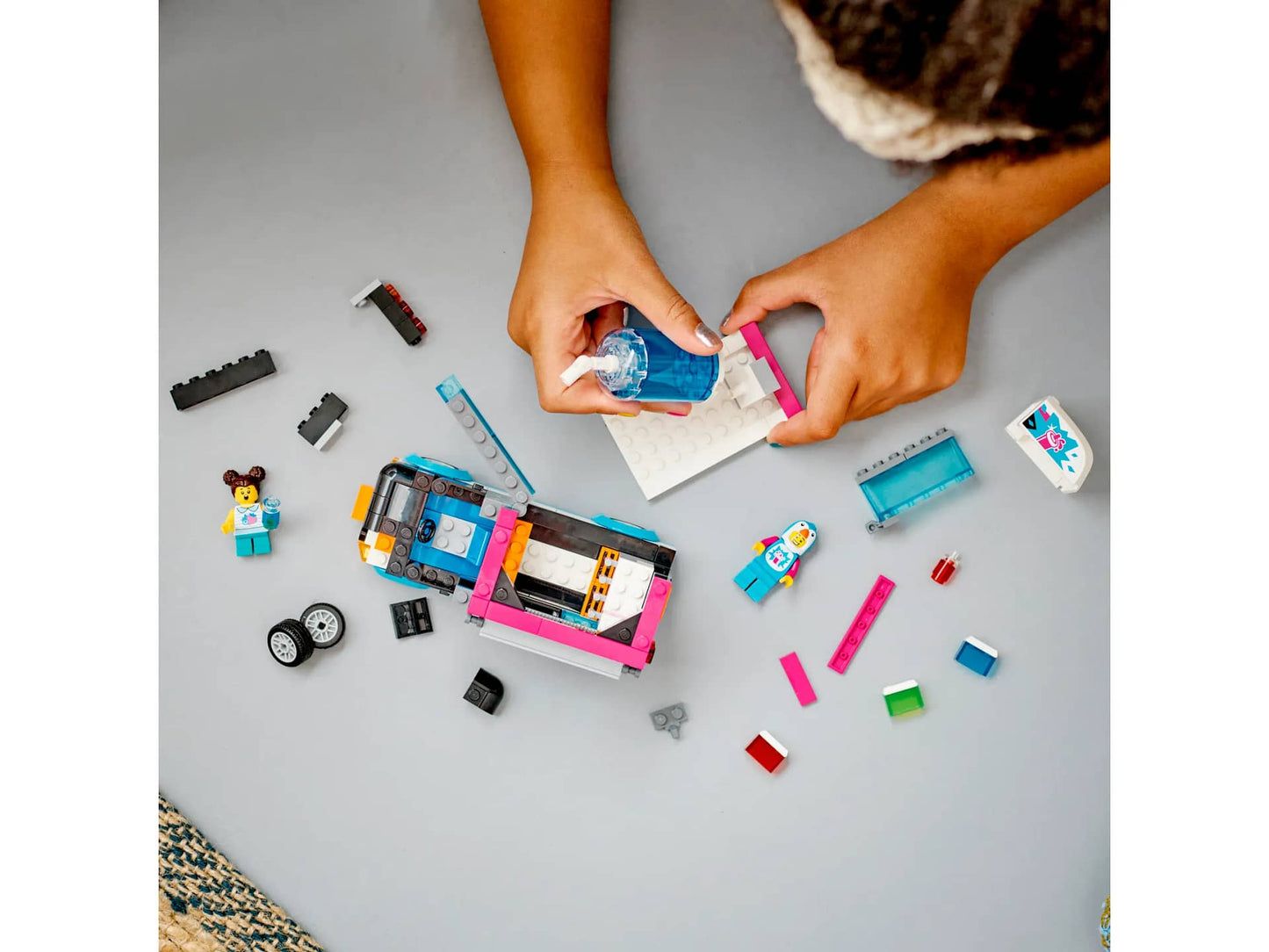 LEGO 60384 Penguin Slushy Van - City