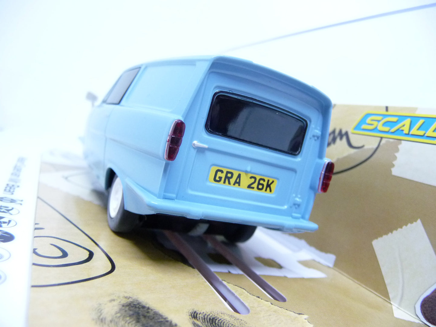 Scalextric C4259 1:32 RELIANT REGAL SUPERVAN MR BEAN Slot Car Suit Carrera