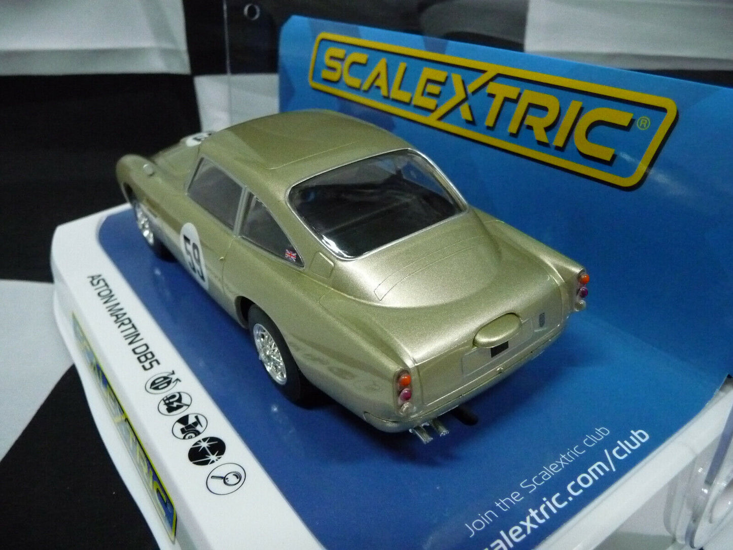 Scalextric C4166 1:32 Aston Martin DB5 White Gold Slot car